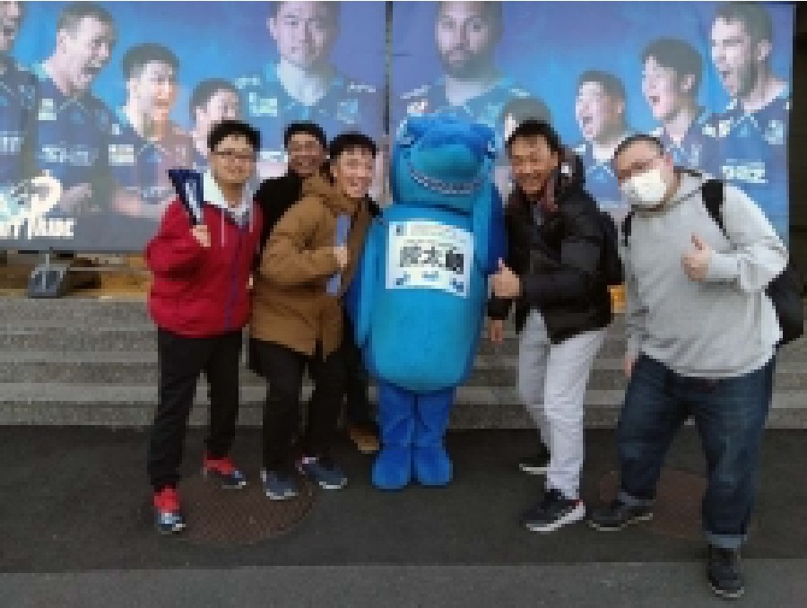 ﾏｽｺｯﾄｷｬﾗｸﾀｰ「鮫太郎」を囲んで写真撮影